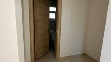 شقة للإيجار – دورين مدخل خاص – موقع استراتيجي حي عرقة تتكون من عدد3 غرف نوم واستقبال رجال وصالة طعام وغرفة جلوس ومكيفات راكبة ومطبح راكب – 87675406