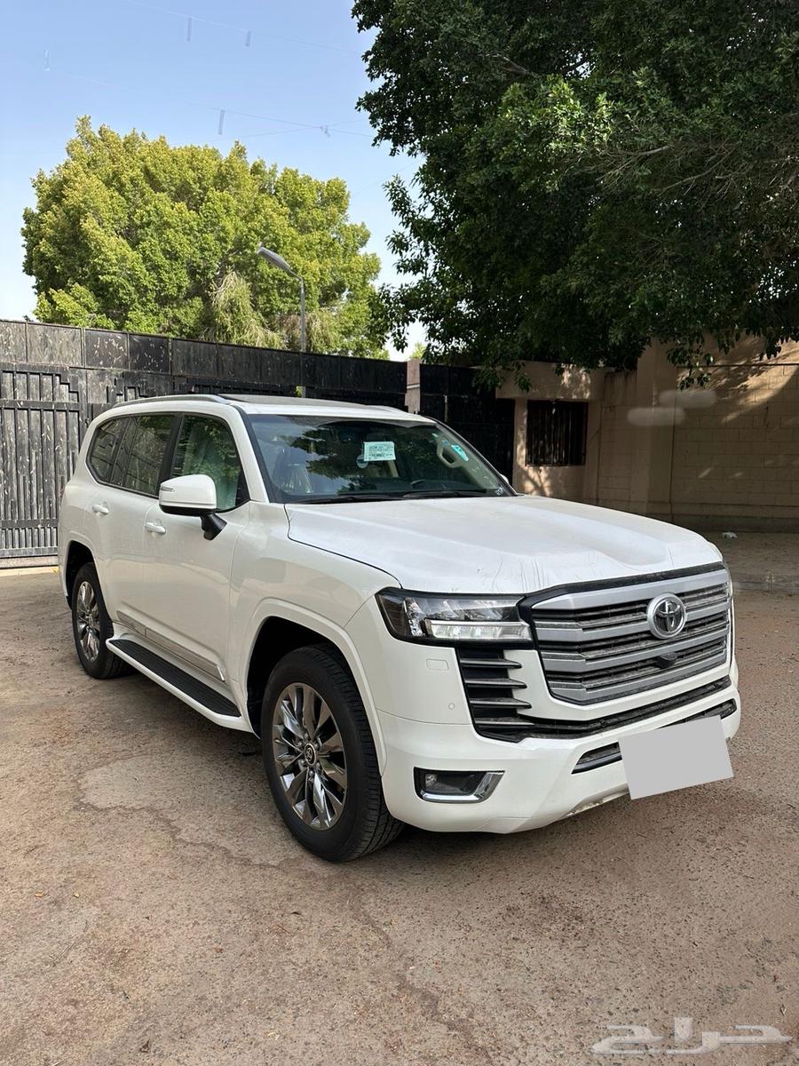 لاندكروزر 2024 L4 بنزين سعودي عداد 14 الف