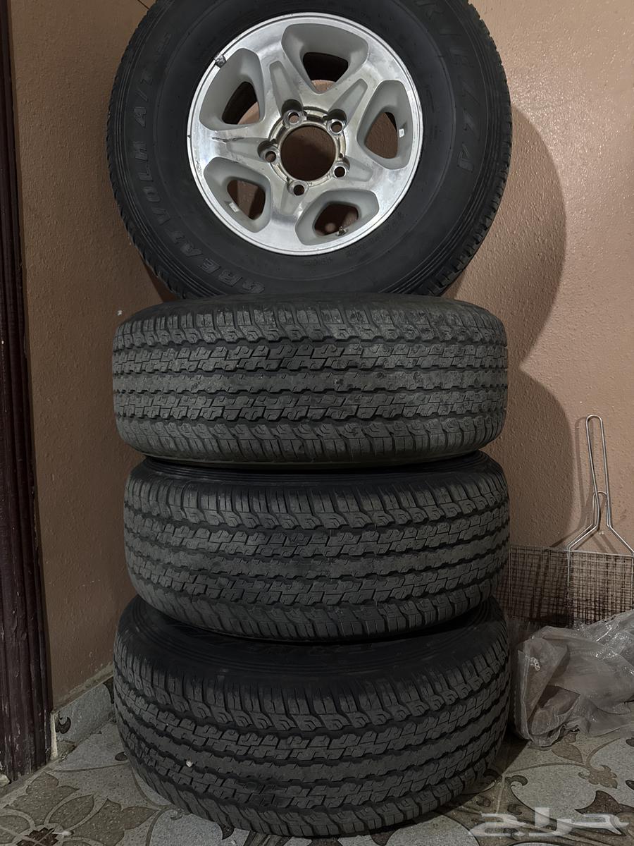 يوجد لدي 4 كفرات مستعملة مع جنوط مقاس 16 وكالة شاص وربع