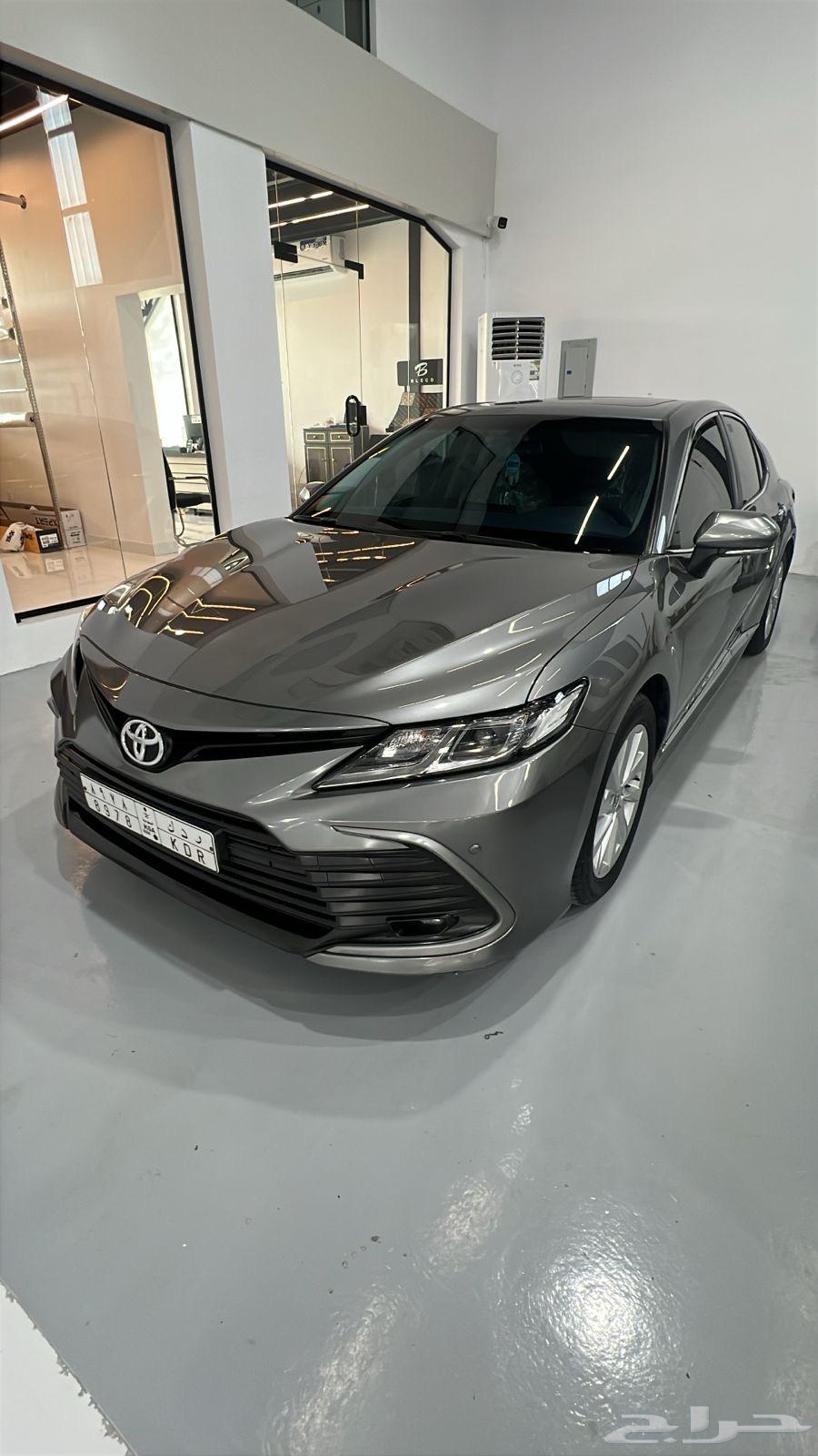 كامري GLE 2023 بنزين لون تيتانيوم