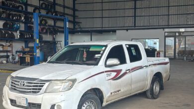 هايلوكس للبيع ممشى 300 مخبطه المكينه شرط قير وبدي