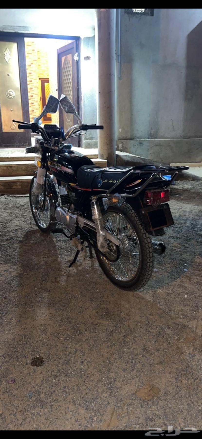 دباب ام تايقر الاصلي مع لوحته