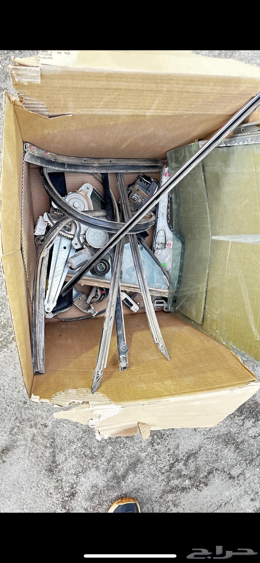 مكينة قزاز كامري بكامل أغراضها ( الباب الخلفي يسار )