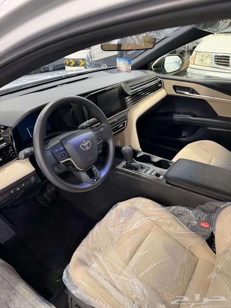 تويوتا كامري E هايبرد موديل 2026 فضي